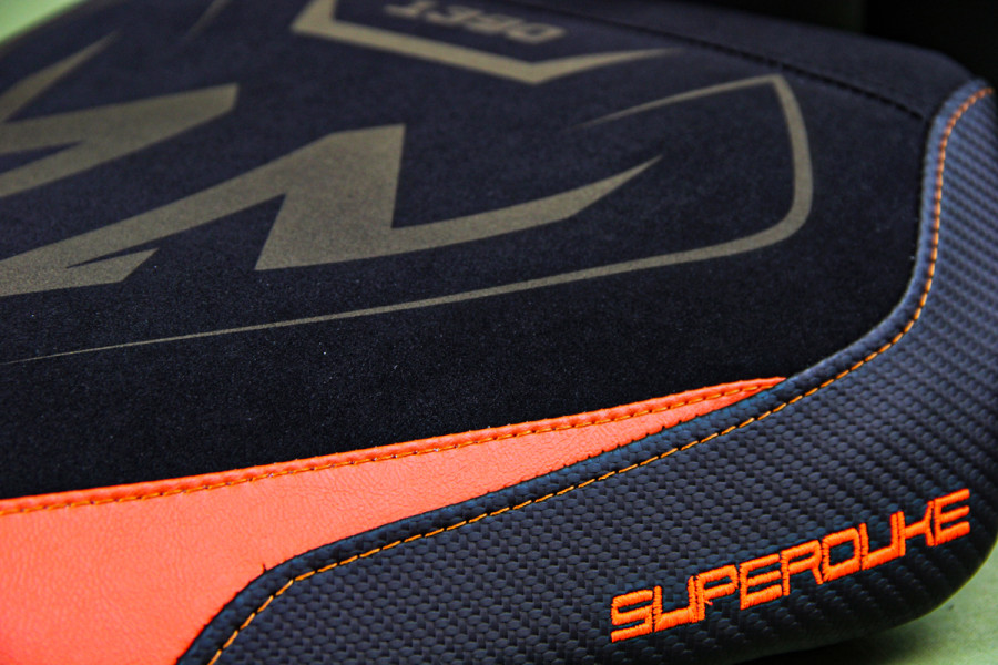 Housse de selle compatible - KTM 1390 Super Duke R  2024-2026 - mod Kalix special Velvet Comfort System